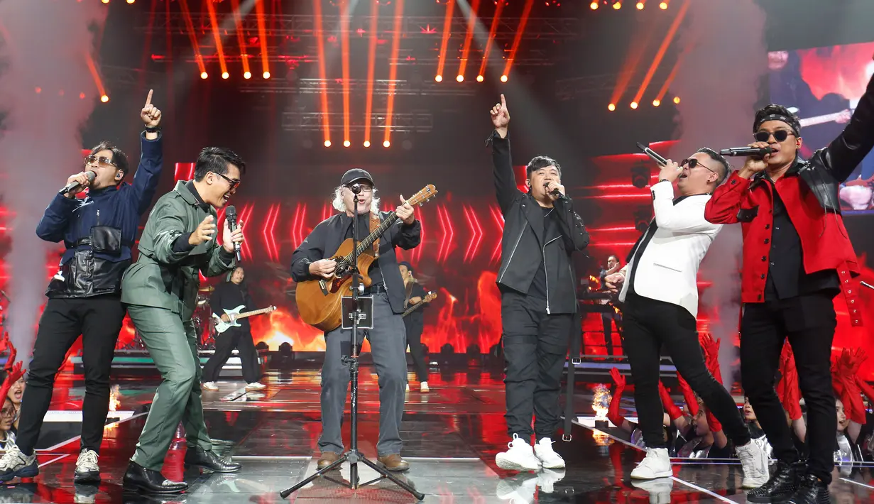 Perayaan HUT SCTV ke-35 semakin meriah dengan penampilan penyanyi legendaris, Iwan Fals. (Kapanlagi.com/Budy Santoso)