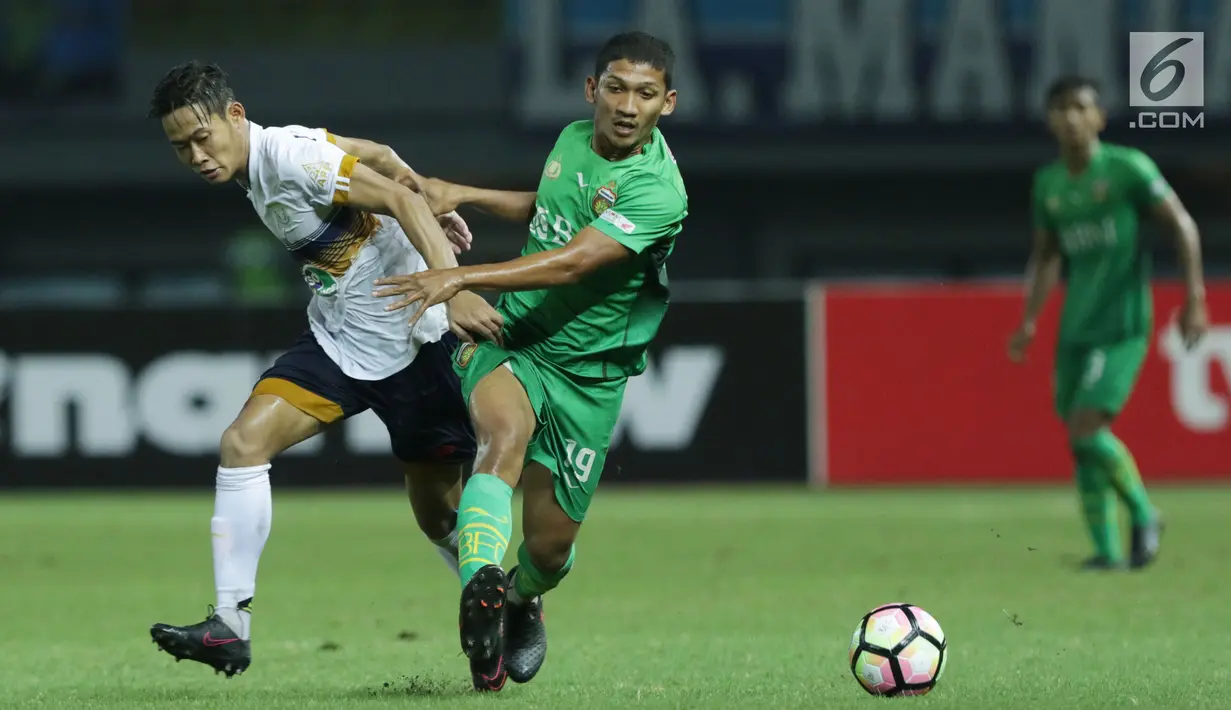 Gelandang Bhayangkara FC, T M Ichsan (tengah) berebut bola dengan pemain Persela pada lanjutan Liga 1 Indonesia di Stadion Patriot Candrabhaga, Bekasi, Jumat (27/10). Bhayangkara FC unggul 3-1. (Liputan6.com/Helmi Fithriansyah)