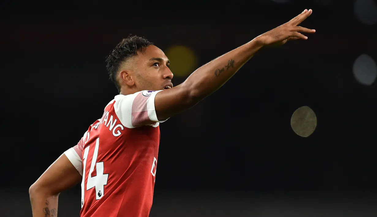 Striker Arsenal, Pierre-Emerick Aubameyang, merayakan gol yang dicetaknya ke gawang Leicester pada laga Premier League Inggris di Stadion Emirates, London, Senin (22/10). Arsenal menang 3-1 atas Leicester. (AFP/Glyn Kirk)