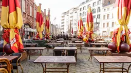 Meja dan kursi terlihat di luar restoran yang tutup di Berlin, ibu kota Jerman (22/3/2020). Demi menahan laju penyebaran coronavirus baru (COVID-19), Jerman melarang pertemuan publik lebih dari dua orang, menurut langkah terbaru negara tersebut yang diumumkan pada Minggu (22/3). (Xinhua/Binh Truong)
