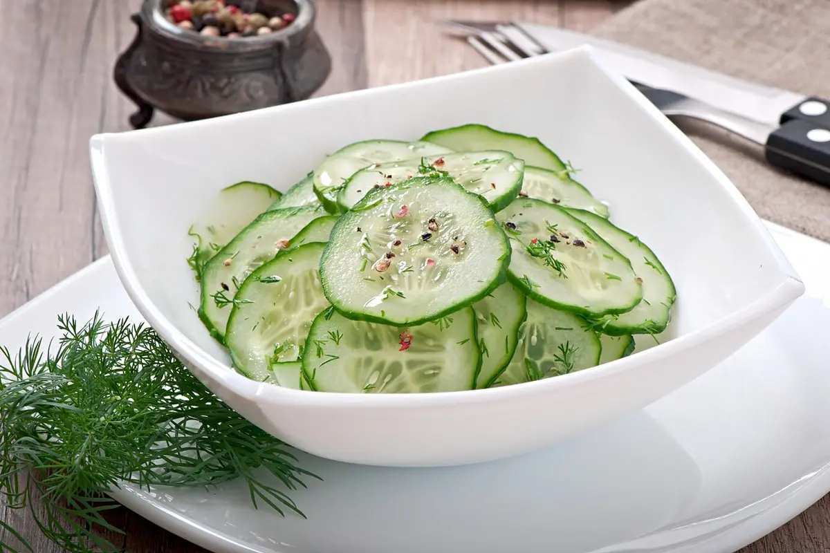 Ilustrasi salad mentimun/freepik.com/timolina