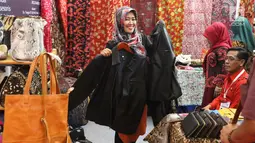 Peserta Rakornas PDI Perjuangan melihat jaket selama pameran di ICE BSD, Tangerang Selatan, Sabtu (16/12). Pameran tersebut menyuguhkan prodak pertanian perternakan dan UMKM prodak lokal. (Liputan6.com/Angga Yuniar)