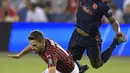 Penyerang AC Milan, Fabio Borini saat melanggar gelandang Bayern Munchen, Renato Sanches  selama pertandingan International Champions Cup 2019 di Kansas City, Amerika Serikat (24/7/2019). AC Milan kalah tipis 1-0 atas Munchen berkat gol Leon Goretzka. (AFP Photo/Tim Vizer)