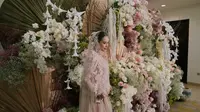 8 Potret Alyssa Daguise dengan Gaun Kebaya Modern Blush Pink di Pengajian 4 Bulan Kehamilan