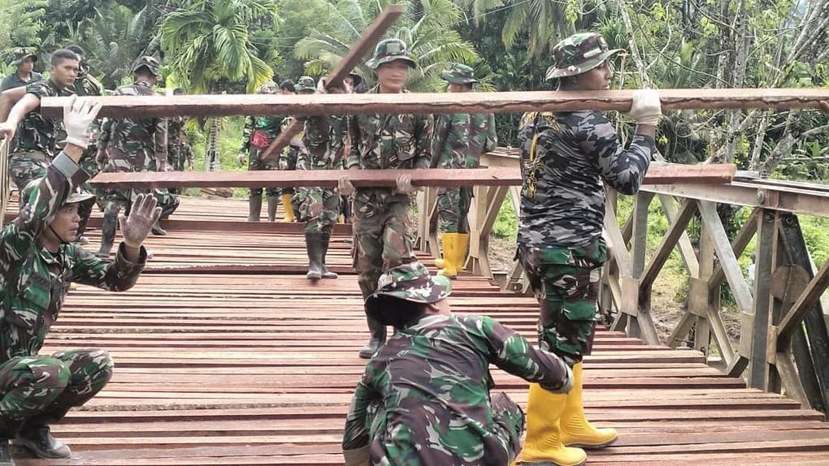 FOTO: TNI AD Lanjutkan Pembangunan Jembatan Darurat di Sumatera Barat