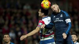 Pemain Granada, Ricardo Costa (kiri) berebut bola dengan pemain Real Madrid, Sergio Ramos pada lanjutan La Liga Spanyol di di Estadio Nuevo Los Carmenes, Senin (8/2/2016) dini hari WIB. (AFP/Jorge Guerrero)