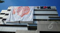 Komunitas Saya Perempuan Antikorupsi! (SPAK) memasang banner raksasa bertuliskan "Saya Perempuan Anti Korupsi" di Gedung KPK, Jakarta, Selasa (21/4/2015). Pemasangan banner tersebut dalam rangka memperingati Hari Kartini. (Liputan6.com/Yoppy Renato)