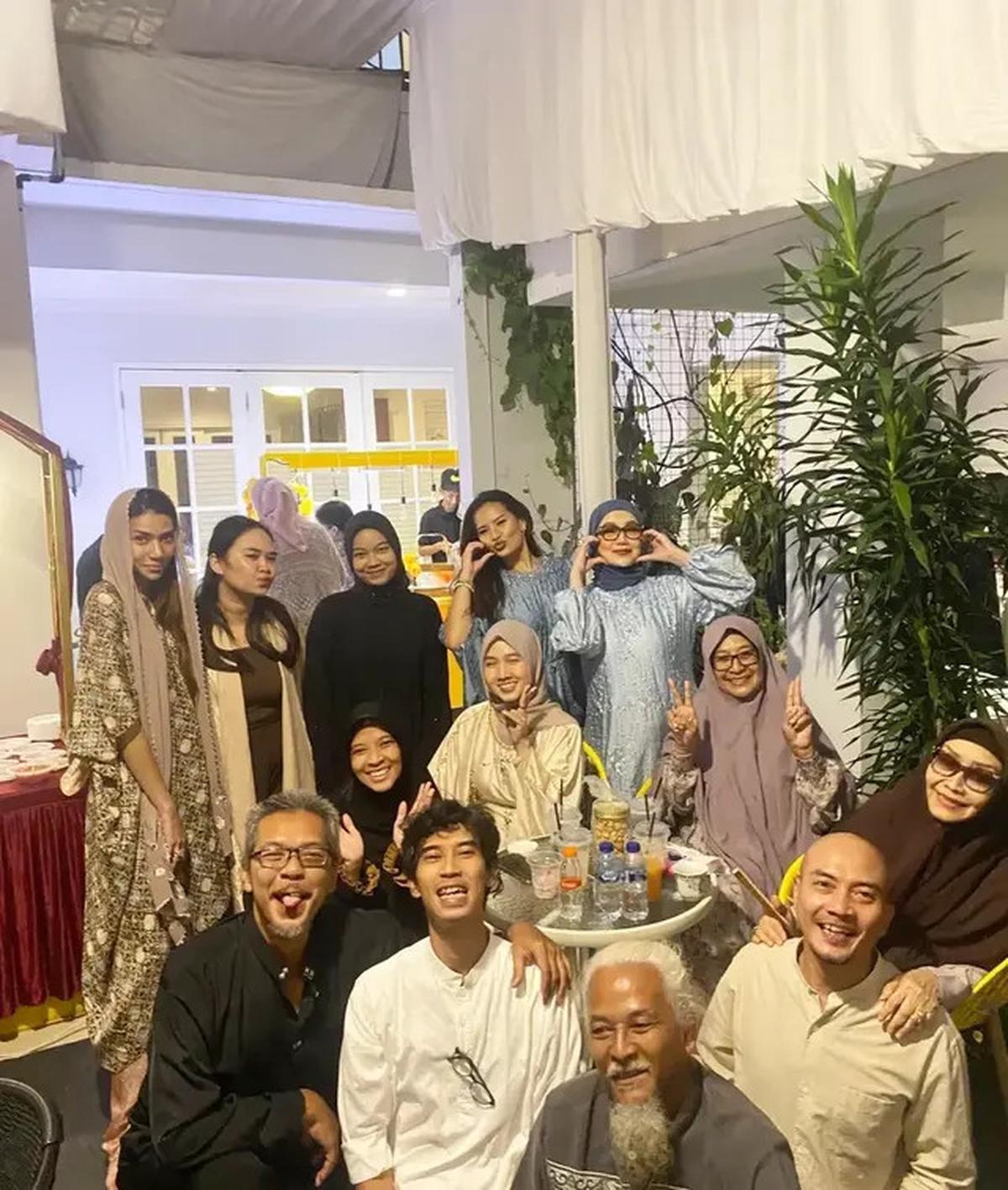 13 Potret Ruang Keluarga di Rumah Reza Artamevia, Jadi Tempat Kumpul saat Lebaran