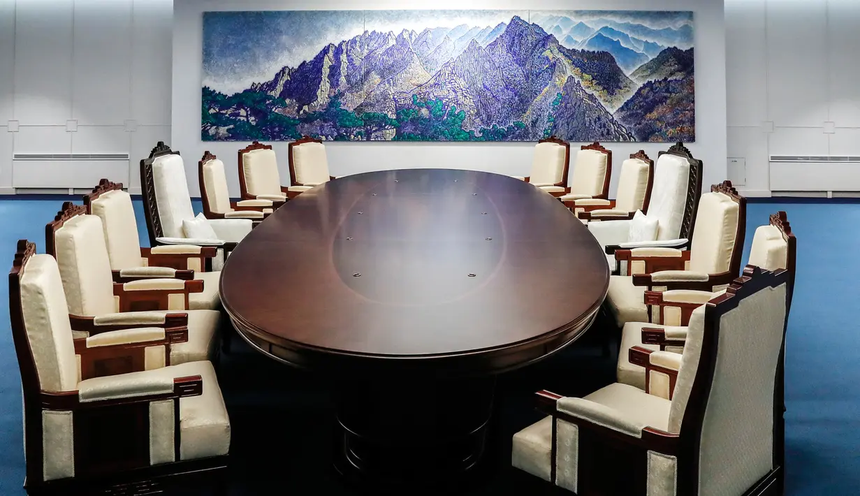Meja pertemuan antara Pemimpin Korea Utara Kim Jong-un dengan Presiden Korea Selatan Moon Jae-in di Zona Demiliterisasi, Korea Selatan, Rabu (25/4). Sajian simbolis akan dihidangkan sebagai menu makan malam. (South Korea Presidential Blue House via AP)