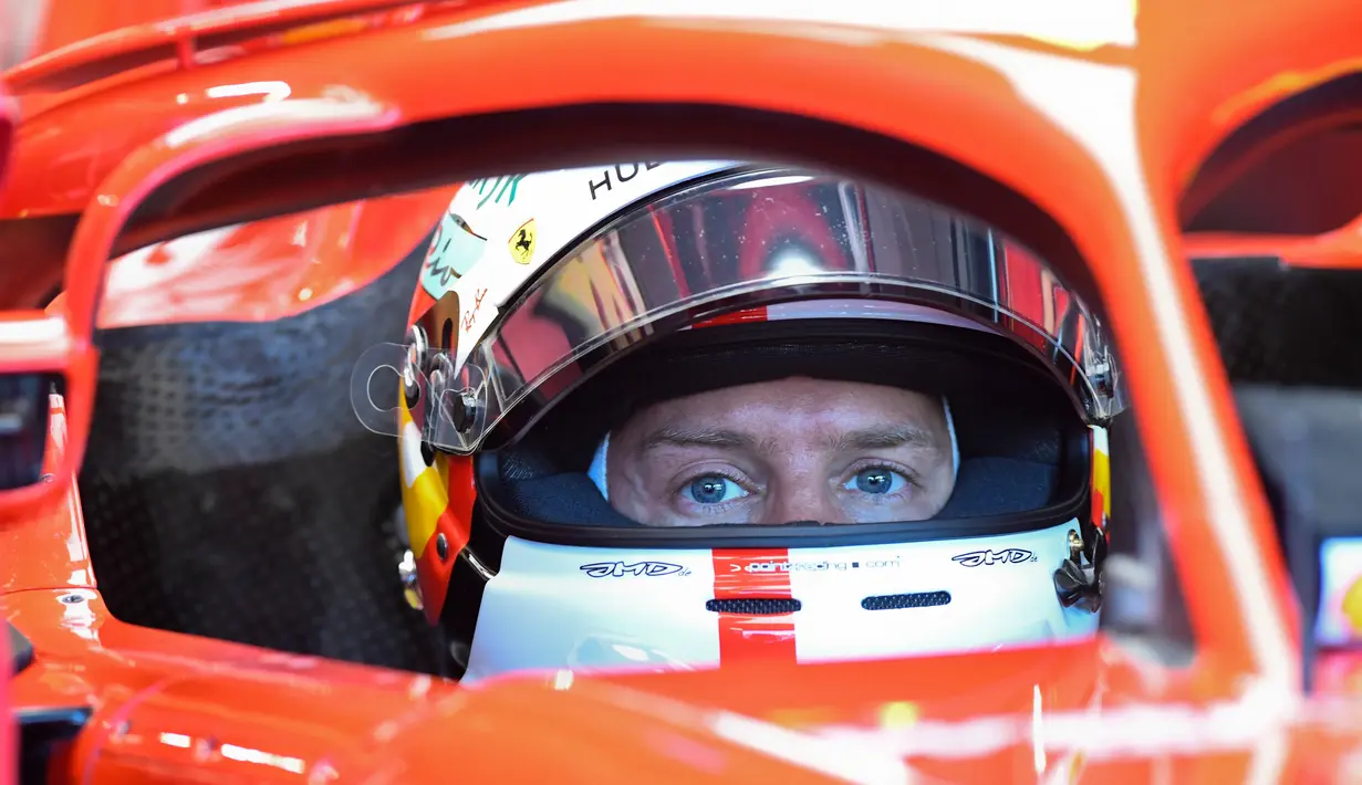 Pebalap Ferrari, Sebastian Vettel mendapatkan layanan pit saat latihan bebas pertama sesi kualifikasi F1 GP di Sirkuit Hockenheim, Jerman, Sabtu (21/7). Vettel berhasil meraih posisi start terdepan (pole position). (AP Photo/Jens Meyer)