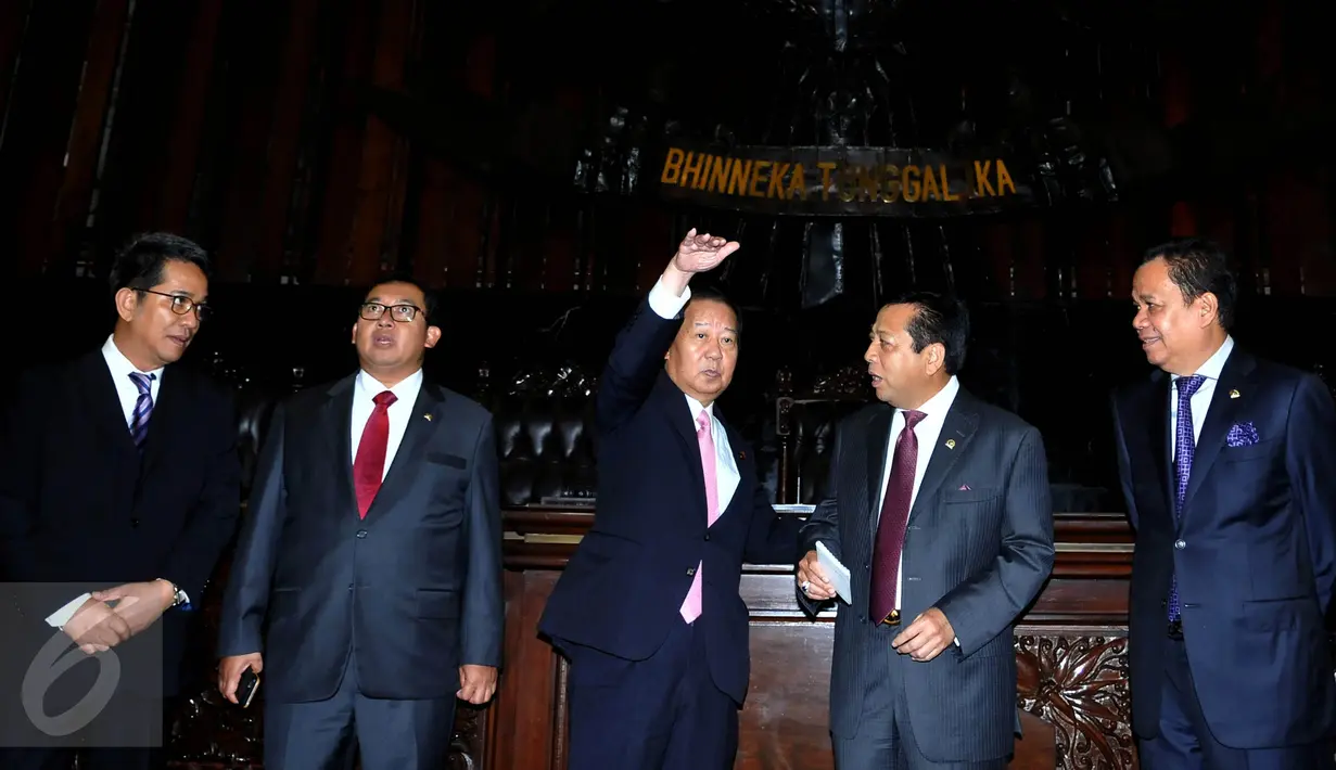 Ketua DPR, Setya Novanto mengajak Ketua Liga Parlemen Jepang-Indonesia Toshihory Nikai beserta rombongan untuk melihat-lihat sejumlah tempat di Gedung DPR RI, Jakarta, Selasa (24/11/2015). (Liputan6.com/Johan Tallo)