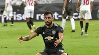 Gelandang Manchester United, Bruno Fernandes, menjadi pencetak satu gol ke gawang Sevilla pada semifinal Liga Europa 2019/2020, Senin (17/8/2020). (AP Photo/Martin Meissner, Pool)