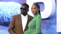 Daniel Kaluuya (kiri) berpose bersama dengan Keke Palmer saat tiba untuk pemutaran perdana film 'Nope' di London, Kamis (28/7/2022). Kaluuya berperan sebagai W'Kabi di film thriller Jordan Peele berjudul Nope tersebut. (Scott Garfitt/Invision/AP)