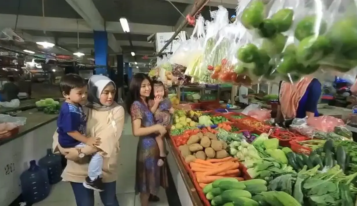 Penampilan dengan sederhana Sarwendah itu banyak mendapat pujian dari warganet. Meski tampil sederhana, tapi terlihat manis dan elegan. (Instagram/sarwendah29)