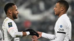 Menjelang berakhirnya babak pertama, PSG berhasil menggandakan keunggulan mereka. Mendapatkan umpan dari Mbappe, Neymar berhasil melewati adangan bek Bordeaux dan melepaskan tembakan mendatar ke sisi kanan bawah gawang Bordeaux. (AFP/Philippe Lopez)