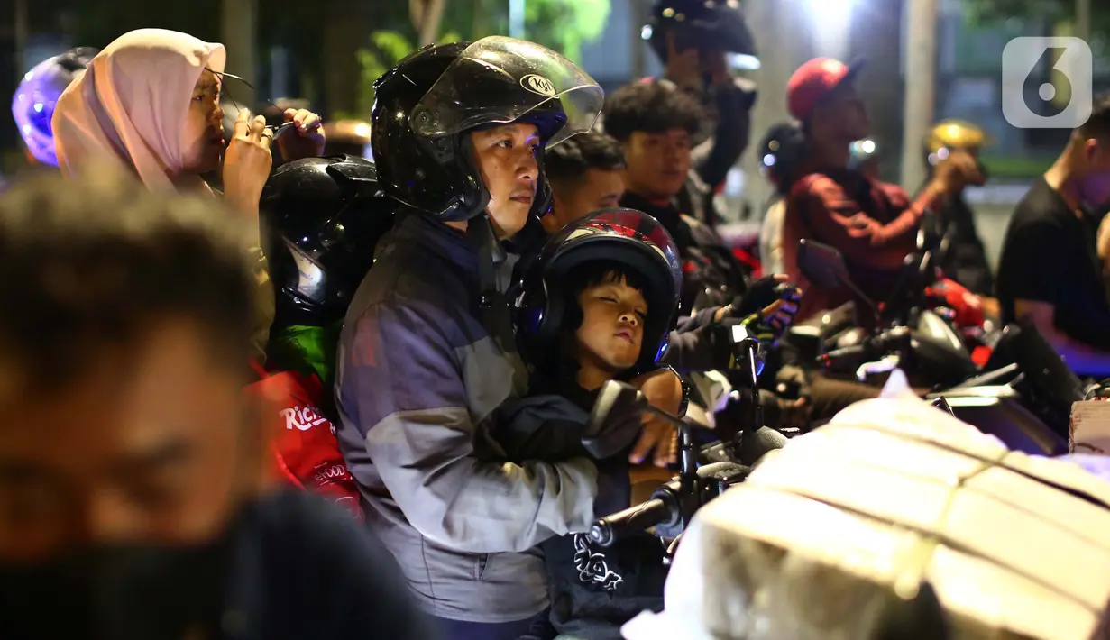 Rata-rata pemudik posisi anak berada di antara sang ayah dan ibu atau di depan. (Liputan6.com/Angga Yuniar)