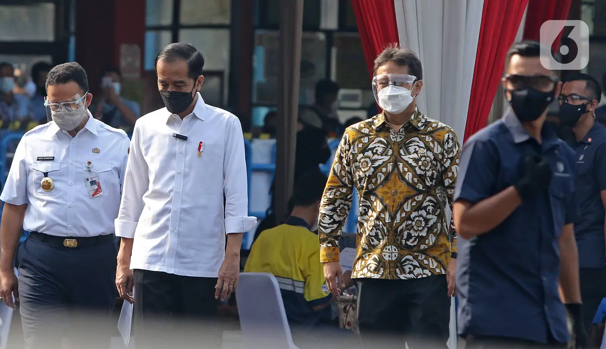 Presiden Joko Widodo atau Jokowi (tengah) didampingi Menteri Kesehatan Budi Gunadi Sadikin (kanan) dan Gubernur DKI Jakarta Anies Baswedan (kiri) meninjau vaksinasi COVID-19 massal pelaku transportasi di Terminal Kampung Rambutan, Jakarta, Kamis (10/6/2021). (Liputan6.com/Herman Zakharia)
