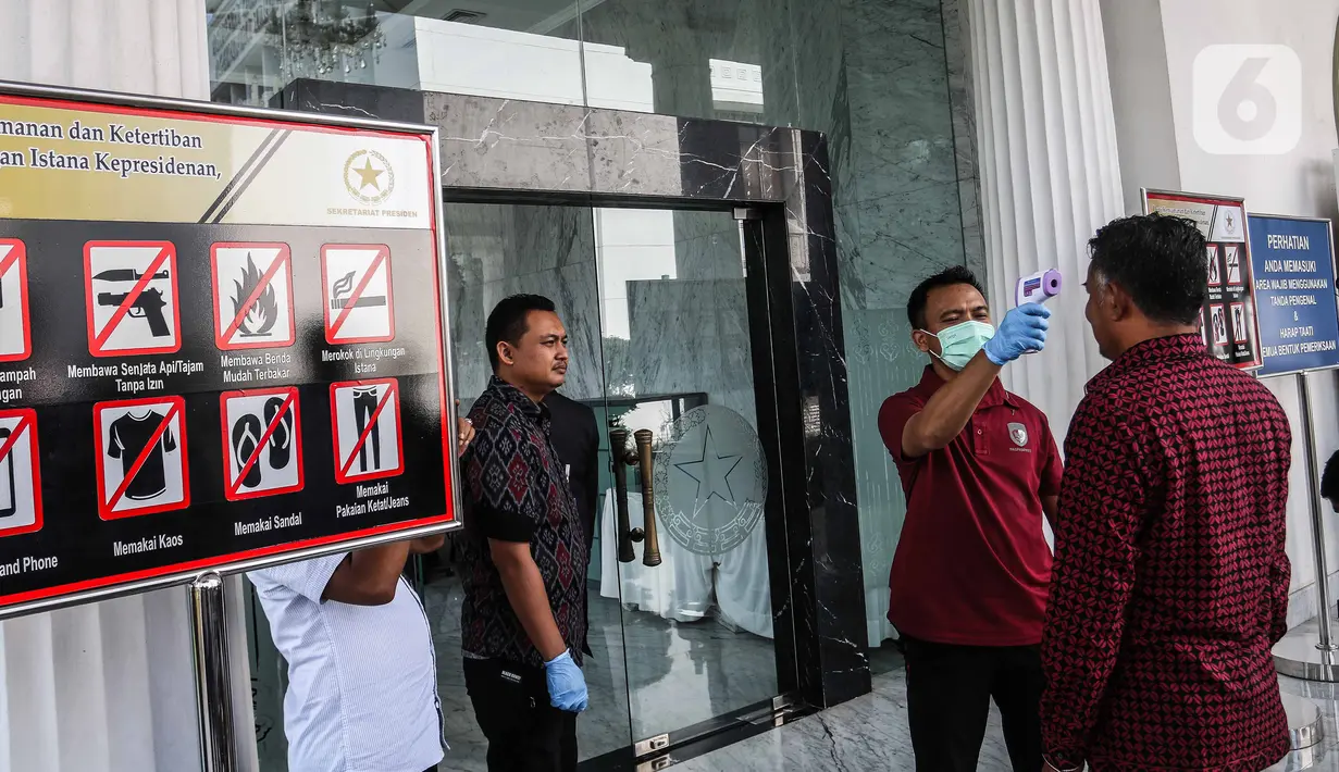 Petugas memeriksa suhu tubuh seorang pria saat akan memasuki Kompleks Istana Kepresidenan, Jakarta, Selasa (3/3/2020). Istana Kepresidenan memperketat pemeriksaan terhadap tamu, ASN, dan pejabat negara untuk mencegah penyebaran virus corona (COVID-19). (Liputan6.com/Faizal Fanani)