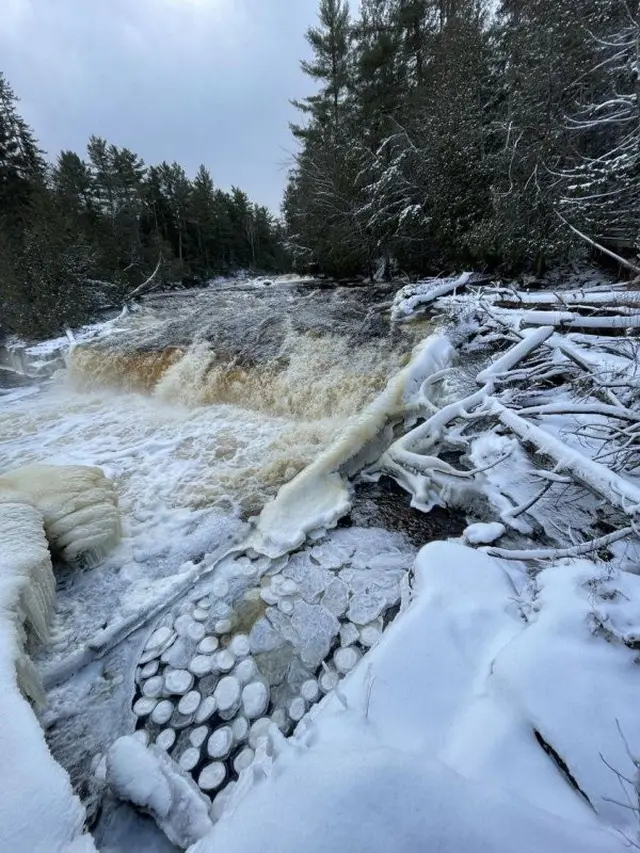 Es berbentuk pancake di kala musim dingin AS, tepatnya danau di Michigan. (courtesy of Tahquamenon Falls State Park/Facebook)