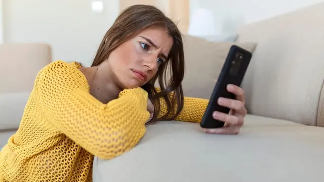 wanita dengan ponsel