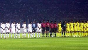 Timnas Indonesia mengheningkan cipta untuk korban tsunami Desember 2004 jelang menghadapi Malaysia di semifinal Piala AFF 2004. (AFP/Str)