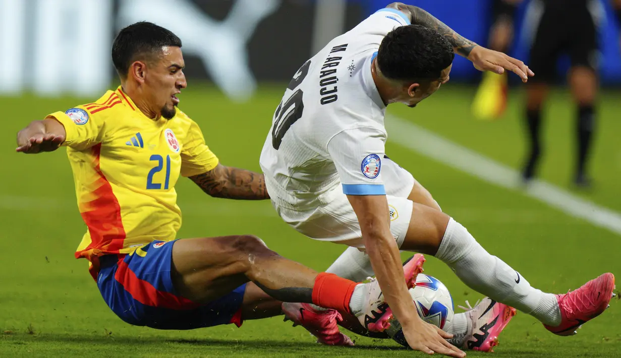 Kolombia harus bermain 10 orang setelah Daniel Munoz diusir wasit usai mendapat kartu merah karena melanggar keras pemain Uruguay di menit akhir babak pertama. (AP Photo/Jacob Kupferman)