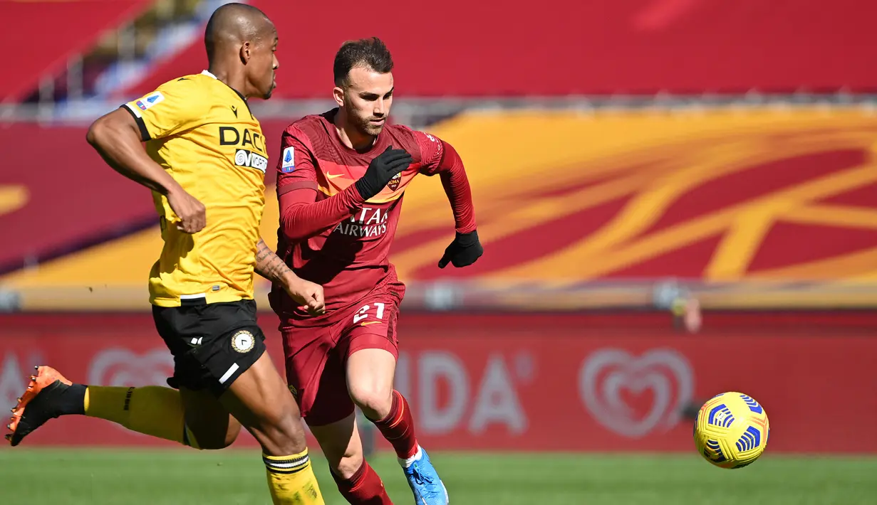 Bek Udinese, Samir (kiri) dan striker AS Roma, Borja Mayoral berlari memburu bola dalam laga lanjutan Liga Italia 2020/21 pekan ke-22 di Olimpico Stadium, Roma, Minggu (14/1/2021). Udinese kalah 0-3 dari AS Roma. (AFP/Alberto Pizzoli)