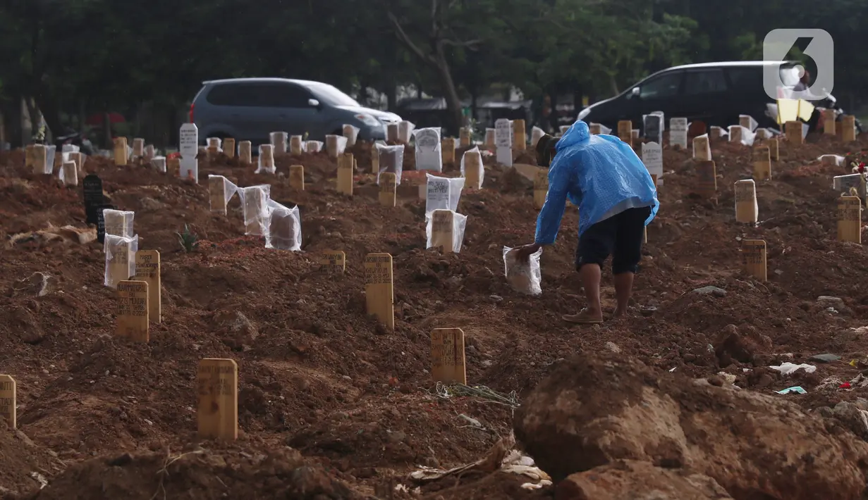 Suasana makam jenazah Covid-19 di TPU Tegal Alur, Jakarta, Minggu (3/12/2021). Posisi ketiga adalah Jawa Tengah dengan 971 kasus. (Liputan6.com/Angga Yuniar)