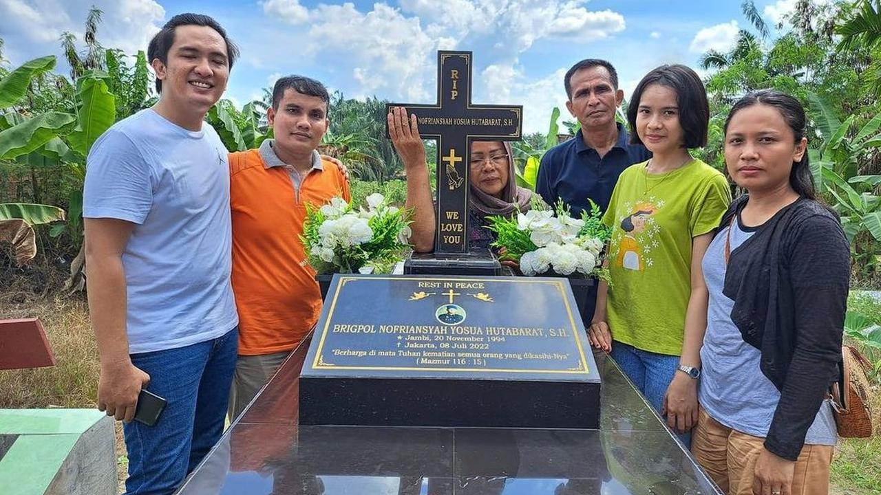 Kesedihan terlihat masih dirasakan oleh orang tua Brigadir J. Khususnya sang ibu.