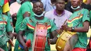 Suporter Kamerun bermain drum menjelang upacara pembukaan turnamen sepak bola Piala Afrika (CAN) 2021 di Stade d'Olembé di Yaounde (9/1/2022). Piala Afrika 2021 seharusnya digelar Januari 2021 tapi kemudian diundur karena pandemi. (AFP/Kenzo Tribouillard)