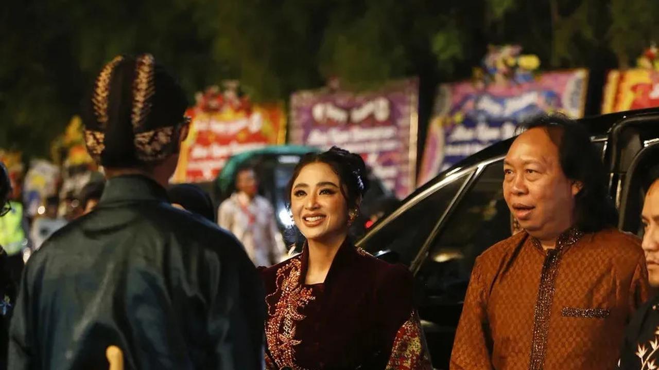 Kondisi Tio Pakusadewo Membaik, Dewi Perssik Berharap Bisa Main Film Bareng