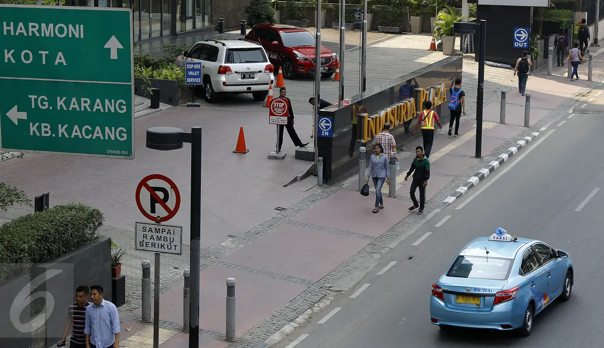 Pejalan kaki berjalan di trotoar kawasan Sudirman-Thamrin, Jakarta, Senin (7/9/2015). Gubernur DKI Jakarta Basuki Tjahaja Purnama berencana melebarkan trotoar dan menjanjikan insentif bagi pemilik gedung di kawasan tersebut. (Liputan6.com/Yoppy Renato)