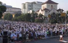 Ribuan warga Jatinegara gelar salat Idul Adha di jalan raya