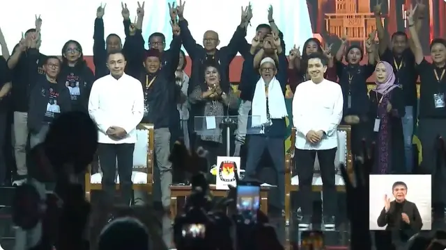 Pasangan calon gubernur dan calon wakil gubernur nomor 2 Dharma Pongrekun-Kun Wardana Abyoto saat debat kedua Pilgub Jakarta 2024.