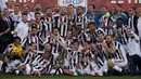 Para pemain Juventus merayakan keberhasilan meraih trofi Coppa Italia usai kalahkan AC Milan pada laga final di Rome Olympic stadium, (9/5/2018). Juventus menang 4-0. (AP/Gregorio Borgia)