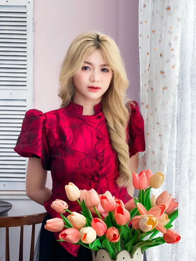 perempuan rambut pirang manis imut baju merah bawa bunga