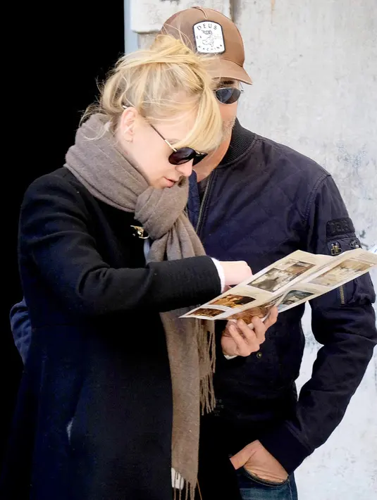 Ini saat Anna Faris kencan dengan kekasihnya Michael Barrett di Venice. Masih kenalin? (BACKGRID/US Magazine)