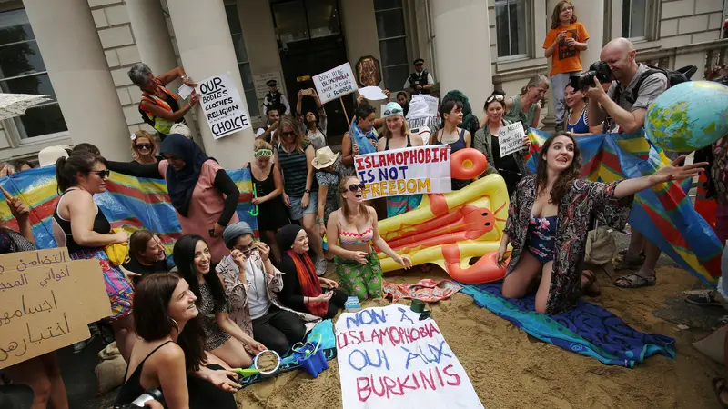 20160825-Protes Larangan Burkini, Wanita Inggris Gelar Pesta Pantai di Depan Kedubes Prancis-London