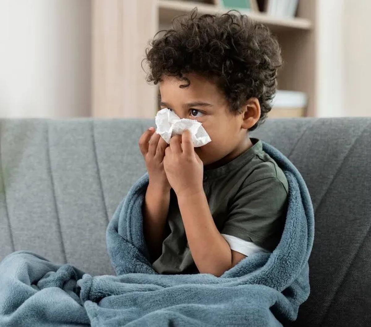 Menurut WHO, otoritas China juga menunjuk patogen yang beredar seperti influenza, mycoplasma pneumoniae, respiratory syncytial virus (RSV), dan SARS-CoV-2 sebagai penyebab peningkatan ini.