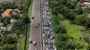 <p>Foto udara menunjukkan kendaraan terjebak macet di gerbang masuk tol Cikupa, Tangerang, Banten, Kamis (28/4/2022). Memasuki H-4 Hari Raya Idulfitri 1443 H atau Lebaran 2022, kendaraan pemudik dengan menggunakan kendaraan pribadi mengular di pintu tol Cikupa arah Merak. Kemacetan terjadi kurang lebih hingga dua km meter. (Liputan6.com/Angga Yuniar)</p>