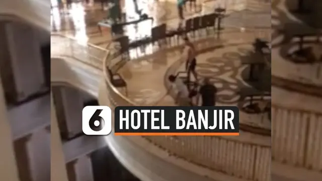 Petugas hotel bintang lima di Turki membersihkan genangan air di setiap lantai. Hotel bintang lima itu mengalami kebocoran usai diguyur hujan deras selama 20 jam.