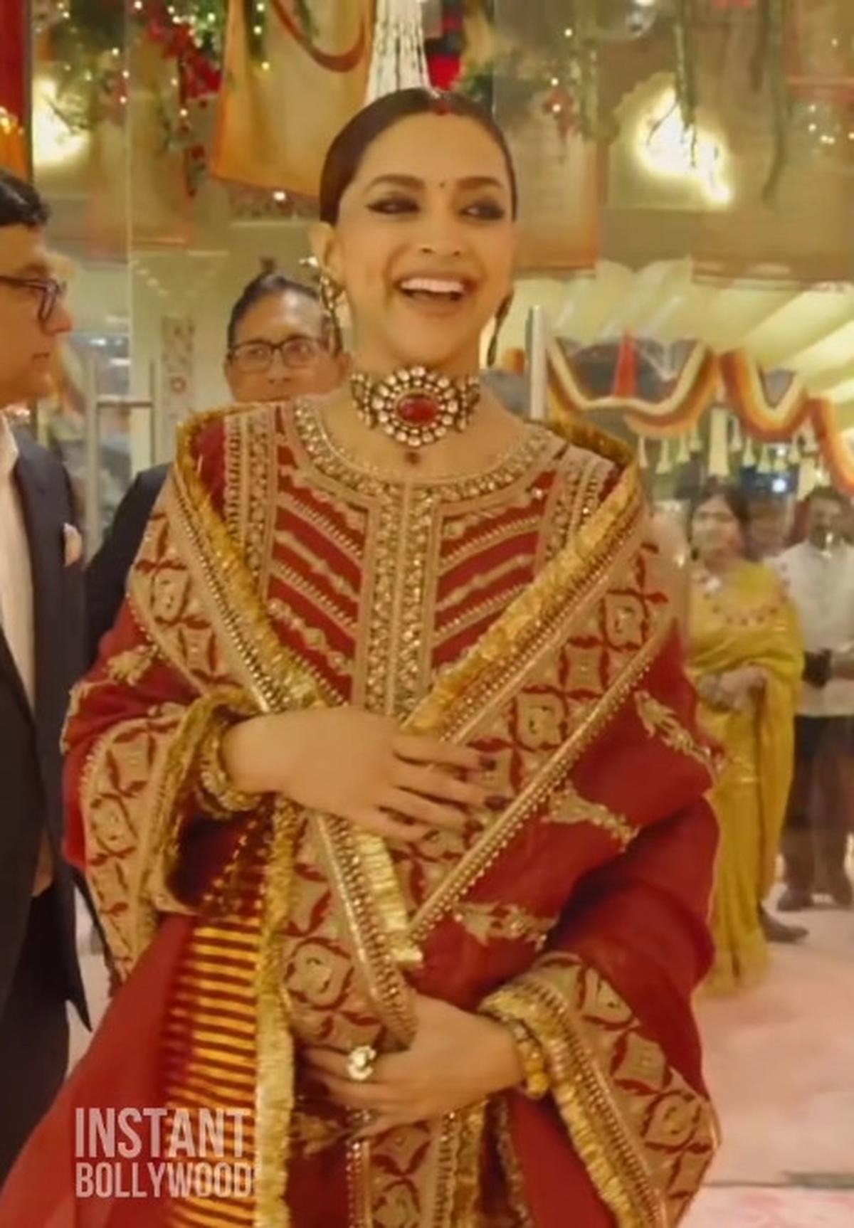 Deepika Padukone Tampil Dengan Baju Tradisional India