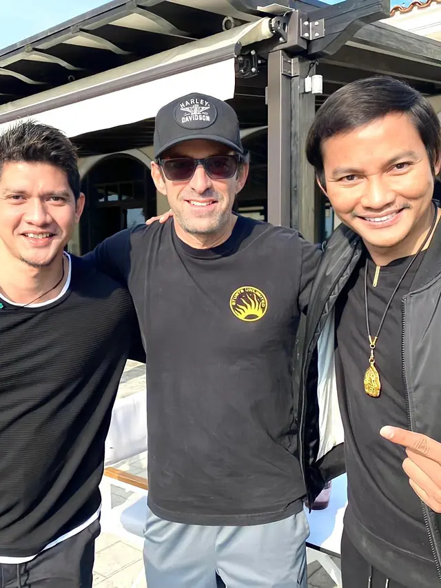 Sudah Seperti Saudara, Ini 7 Potret Kebersamaan Iko Uwais dan Tony Jaa