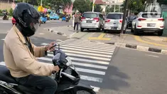 Kendaraan terparkir di sekitar trotoar kawasan Jatinegara, Jakarta, Selasa (14/7/2020). Tidak adanya sanksi tegas membuat trotoar yang telah diperlebar tersebut justru dimanfaatkan sebagai lahan parkir liar yang mengganggu ketertiban umum. (Liputan6.com/Immanuel Antonius)