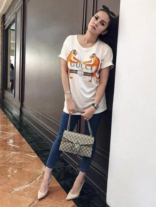 Tubuh Olla kini sudah kembali ramping dan penampilannya justru seperti anak muda yang kekinian. Seperti ini misalnya, Olla mengenakan celana jeans dengan kaus putih. Namun, ia tampak kece dengan heelsnya. (Instagram/ollaramlanaufar)