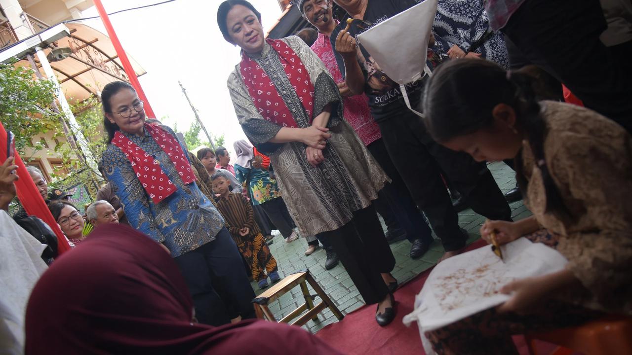 Wali kota Semarang, Agustina Wilujeng bersama wakil wali kota, Iswar Aminuddin dan beberapa kepala OPD melakukan dialog bersama Ketua DPR RI Puan Maharani saat meninjau Kampoeng Djadhoel
