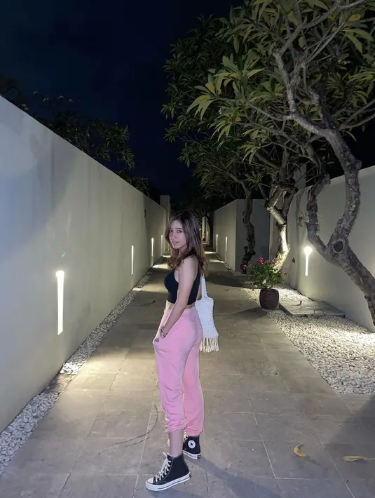 Ingin tampil girly namun tetap boyish? Jodohkan celana warna pink dengan tank top dan sepatu warna hitam. Asik, kan? (Foto: Instagram @danniasalsabilla)