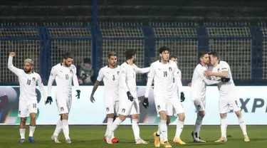 Para pemain Italia merayakan setelah Andrea Belotti dari Italia mencetak gol pembuka timnya selama pertandingan UEFA Nations League antara Bosnia-Herzegovina dan Italia, di Sarajevo, Bosnia, Rabu (18/11/2020). Italia menang 2-0 atas Bosnia-Herzegovina. (AP Photo / Kemal Softic)