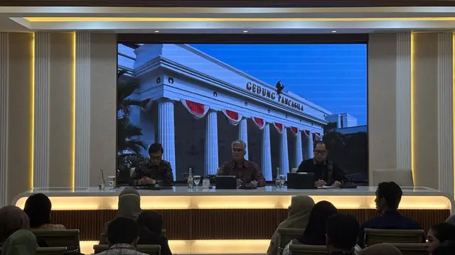 Direktur Pelindungan Warga Negara Indonesia (WNI) dan Badan Hukum Indonesia (BHI) Kemlu RI Judha Nugraha dalam jumpa pers dengan awak media, Jumat (7/2/2025).