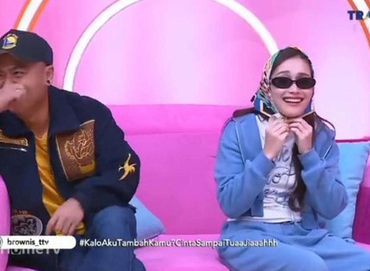 Ikut Tren Korea Kenakan Syal di Kepala, Ayu Ting Ting Kena Protes Anak Kartika Putri: Pakai Kerudungnya yang Bener Dong